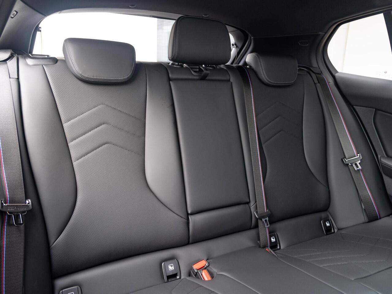 BMW 1-SERIE 120 | M Sportpakket Pro | Premium Pack | Harman-Kardon | Verwarmd Stuurwiel | Comfort Access | Achteruitrijcamera | Panoramadak