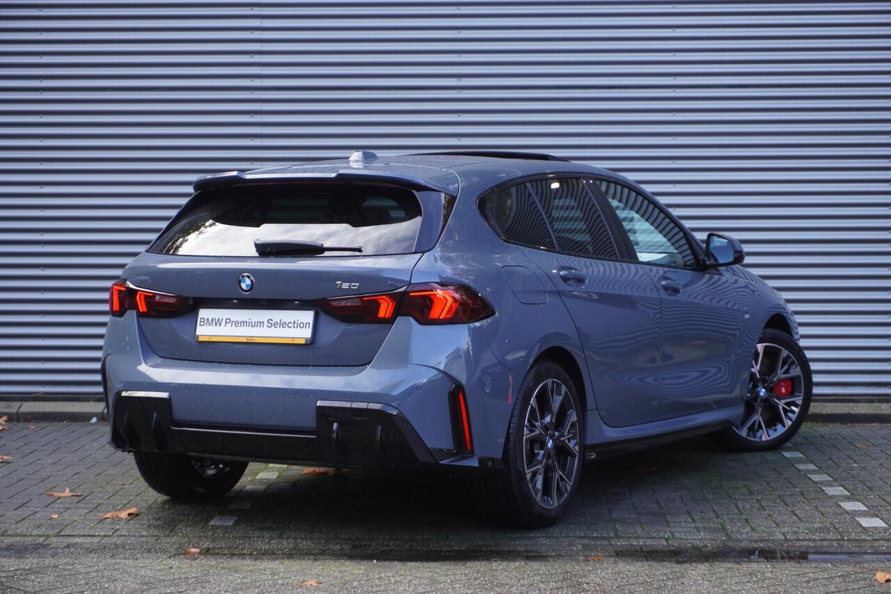 BMW 1-SERIE 120 M Sportpakket Pro | Innovation Pack | 18 inch LM M Y-spaak | Glazen panoramadak | BMW Head-Up Display | Parking Assistant Plus