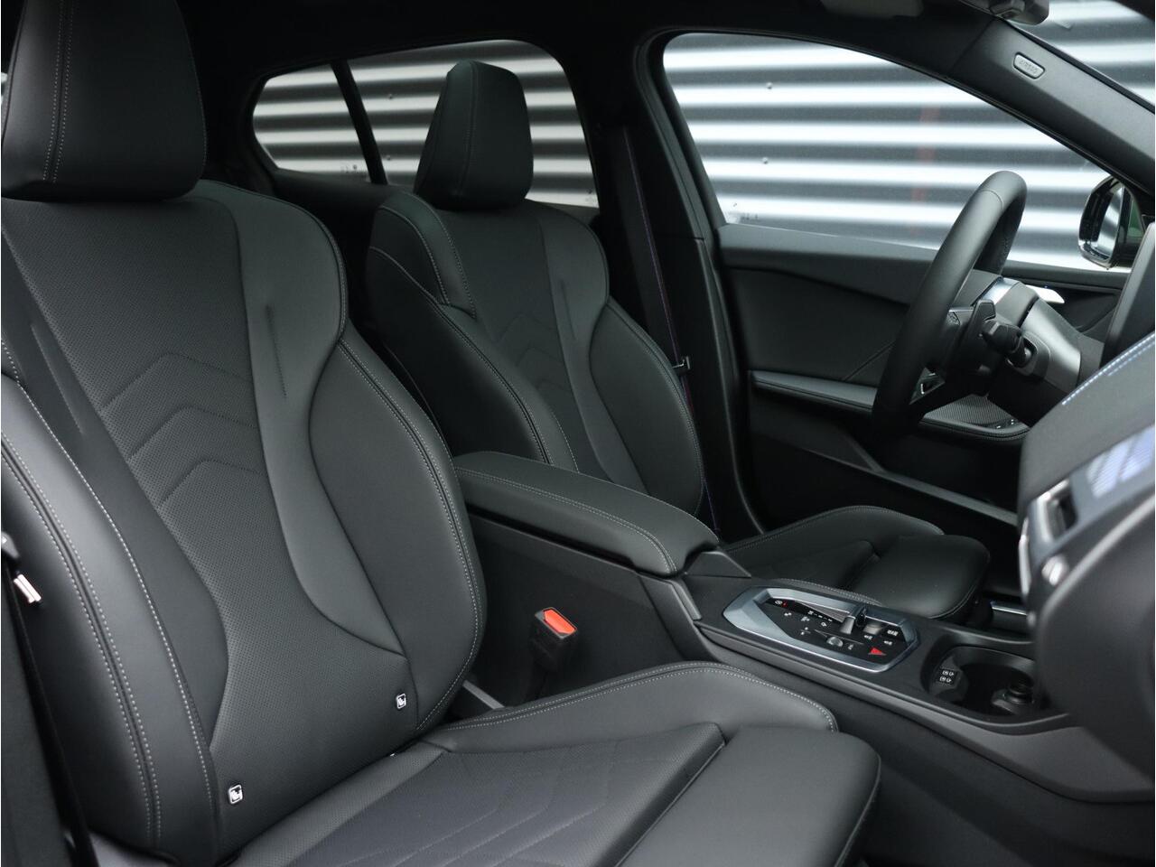 BMW 1-SERIE 120 | M Sportpakket Pro | Panodak | Harman Kardon | Comfort Access | Elektr. Achterklep | M Performance | Individual | 19'' LMV