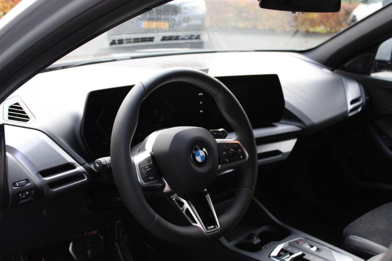 BMW 1-SERIE 120 M Sport Automaat / Panoramadak / Sportstoelen / Achteruitrijcamera / M Adaptief onderstel / Comfort Access / Adaptieve LED / Harman-Kardon / Stoelverwarming