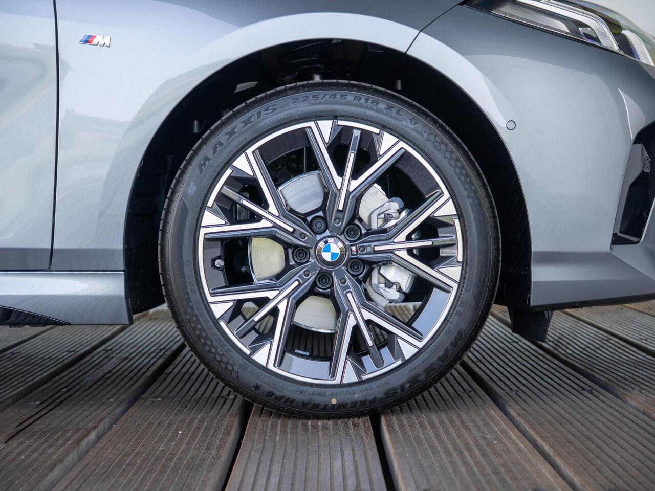 BMW 1-SERIE 5-deurs 120 M Sport Design 18'' / Voorstoelen verwarmd / Driving Assistant / Parking Assistant