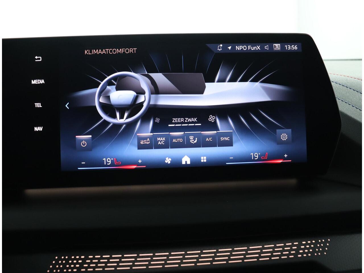 BMW 1-SERIE 120 M Sportpakket Pro | Comfort Access | Panoramadak | Harman-Kardon | M Adaptief onderstel | Adaptieve LED koplampen