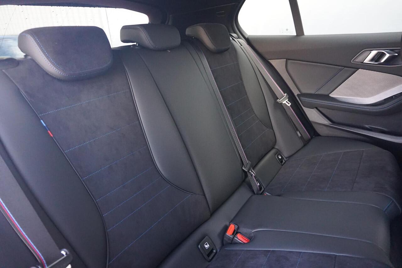 BMW 1-SERIE 120 M Sport Pro | Harman Kardon / Head-up / Rondomzicht camera's / Elektrisch verstelbare stoelen