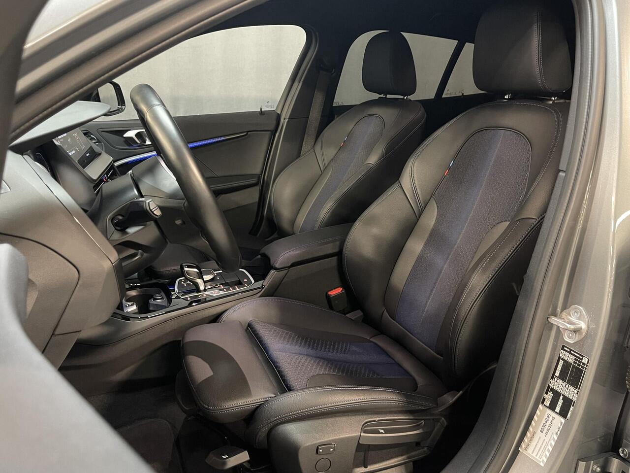 BMW 1-SERIE 118i M Sport 17"/Sportstoelen/Sfeerverlichting/LED/Stoelverwarming/PDC v+a/Apple Carplay & Android Auto