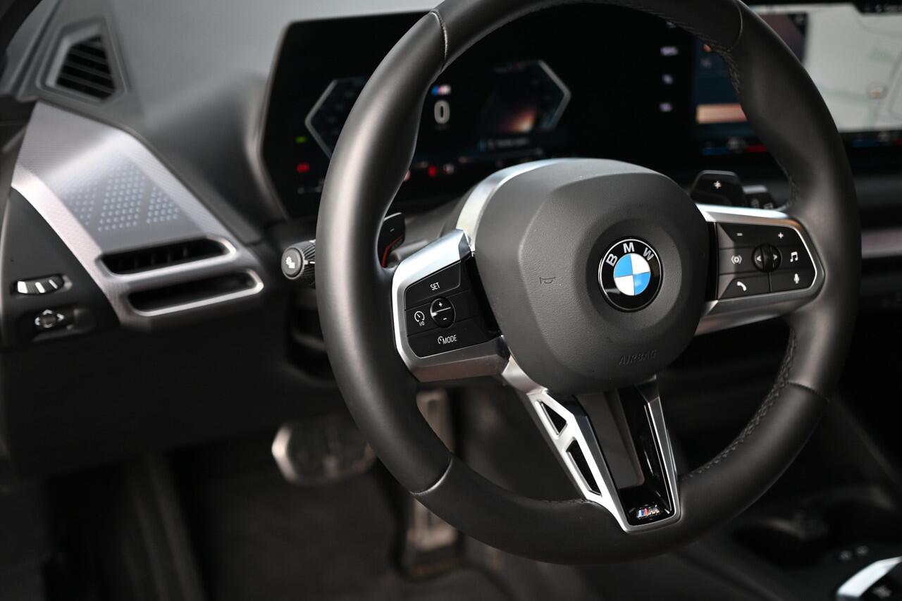 BMW 1-SERIE 120 M Sport Automaat / Sportstoelen / Achteruitrijcamera / M Adaptief onderstel / Stoelverwarming / 19" LMV