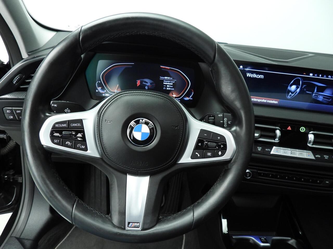 BMW 1-SERIE 5-deurs 118i | LED | Leder | HUD | Schuifdak | Active cruise | Stoelverwarming | DAB | Hifi speakers | Alu 17 inch