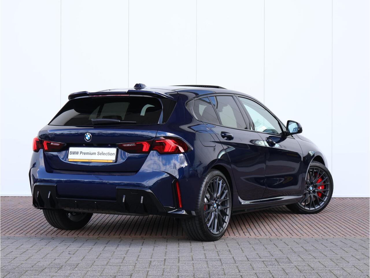 BMW 1-SERIE 120 M Sport Design Edition M Sportpakket Pro/ Stuurwiel verwarmd/ Comfort Access/ panoramadak/ Head-Up/ Harman-Kardon/ M Sportstoelen