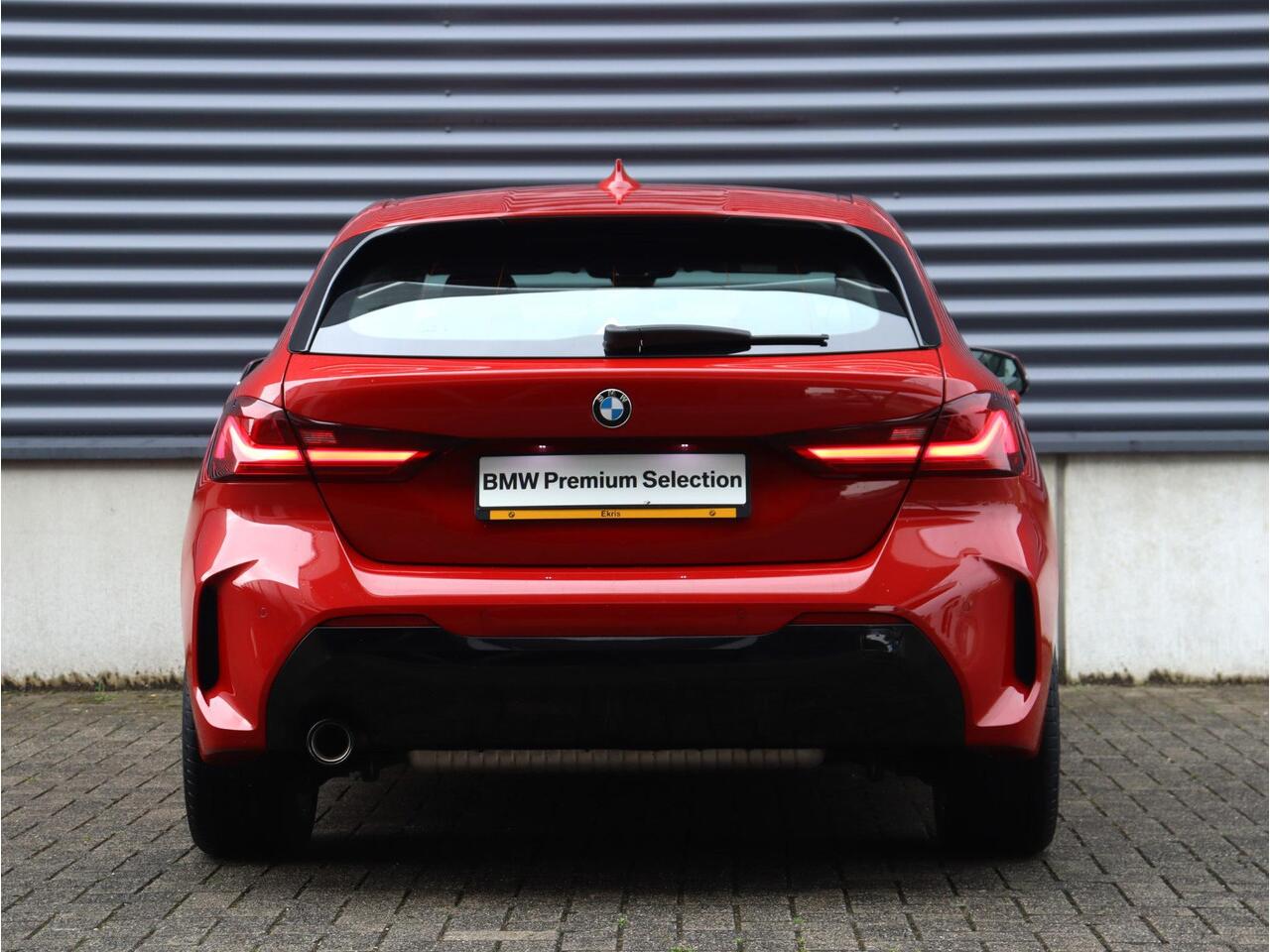 BMW 1-SERIE 5-deurs 118i | Executive | M Sportpakket | Climate Control | Apple Carplay | Parkeersensoren | Sportstoelen | Uitgebreide Shadowline | 17'' LMV