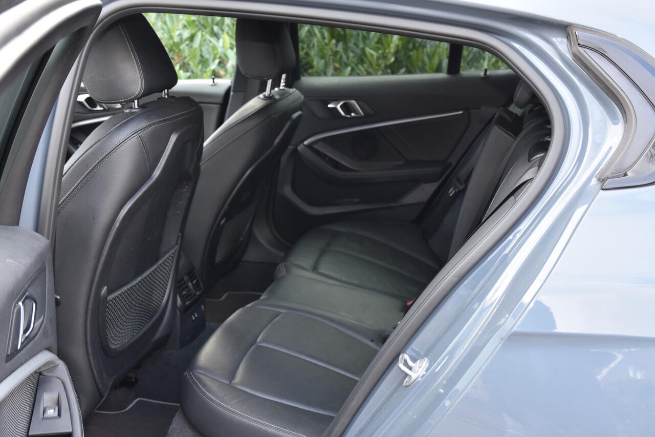 BMW 1-SERIE 118i High Executive SPORTLINE | SPORTLEDER | TREKHAAK | STOEL/STUUR VERW