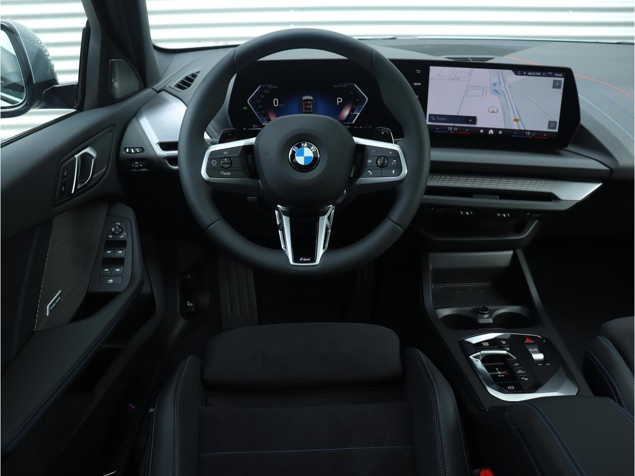 BMW 1-SERIE 5-deurs 120 | M Sportpakket Pro | Panodak | Harman Kardon | Driving Assistant | Comfort Access | Adaptive LED | M Performance | 19'' LMV