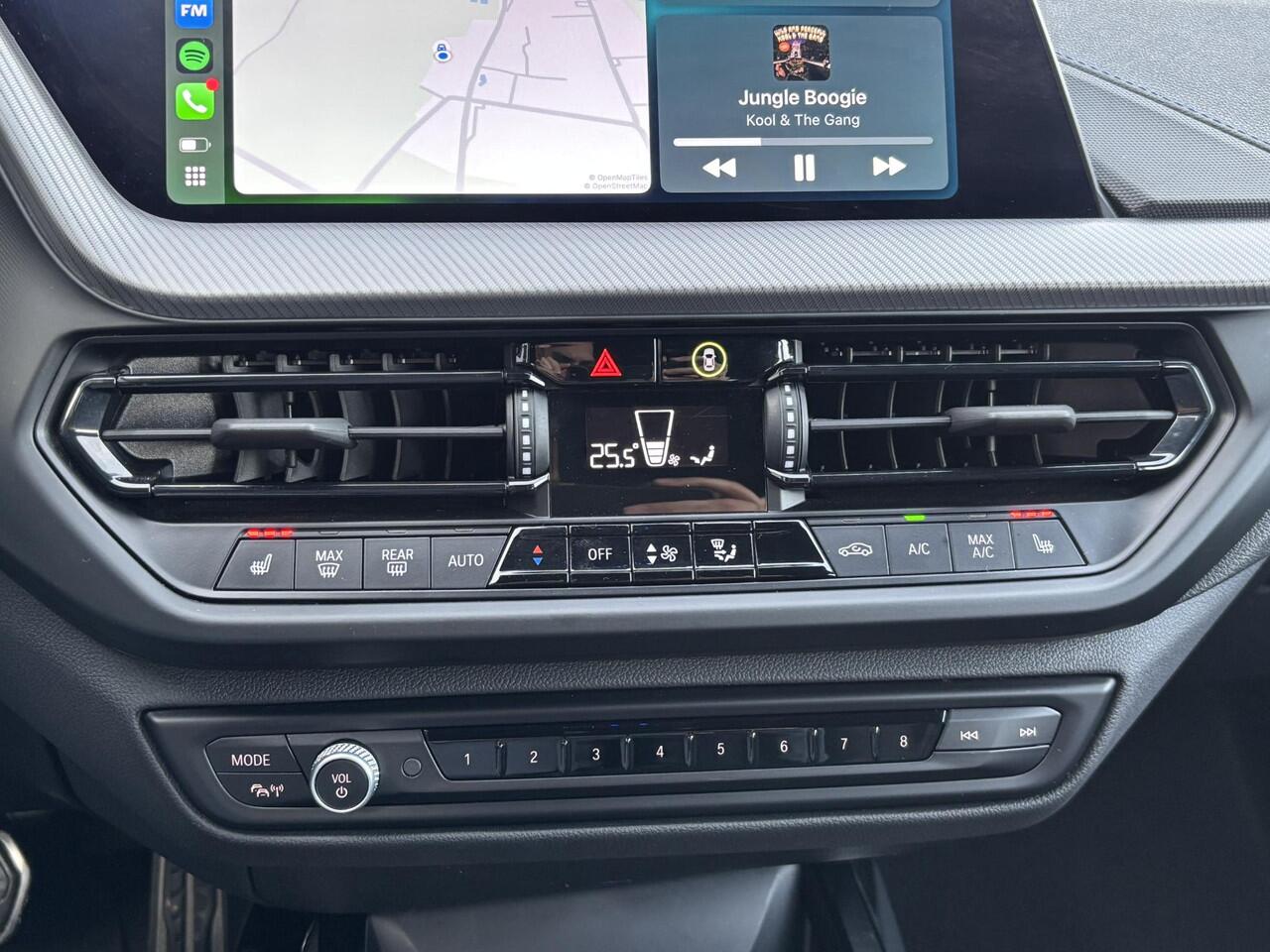 BMW 1-SERIE 118i Automaat / M-SPORT / Pack LED / Fabrieksgarantie tot 06-2026 / Sportstoelen / Trekgewicht 1300 Kg / Cruise control / Stoelverwarming / Apple Carplay Android Auto / Climate control / Keyless Entry/Start /