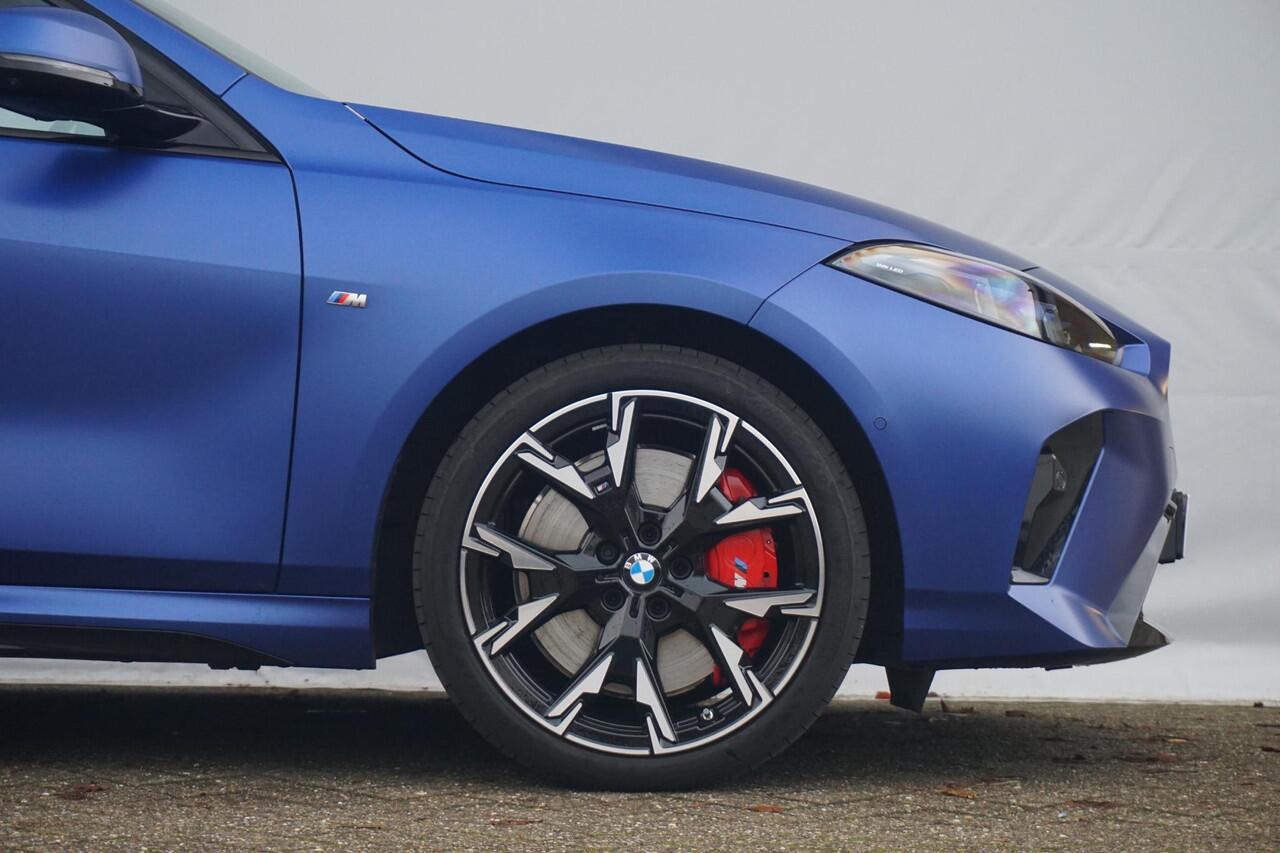 BMW 1-SERIE 123 xDrive M Sport Pro | Panoramadak / Head-up / Harman Kardon / Elektrische Stoelen met geheugen / Rondomzicht camera / Cruise control adaptief