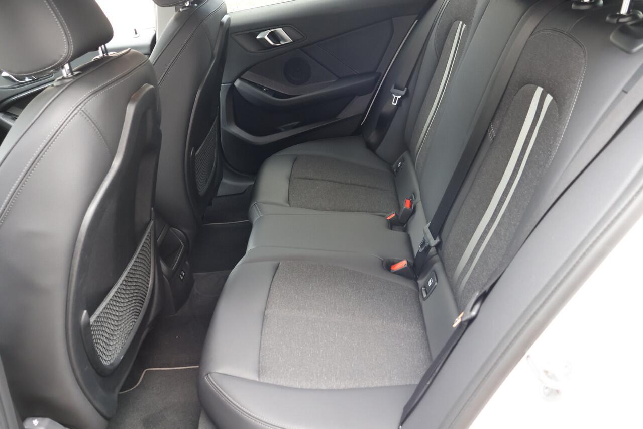 BMW 1-SERIE 118i | LED | Automaat | Clima | Camera | .