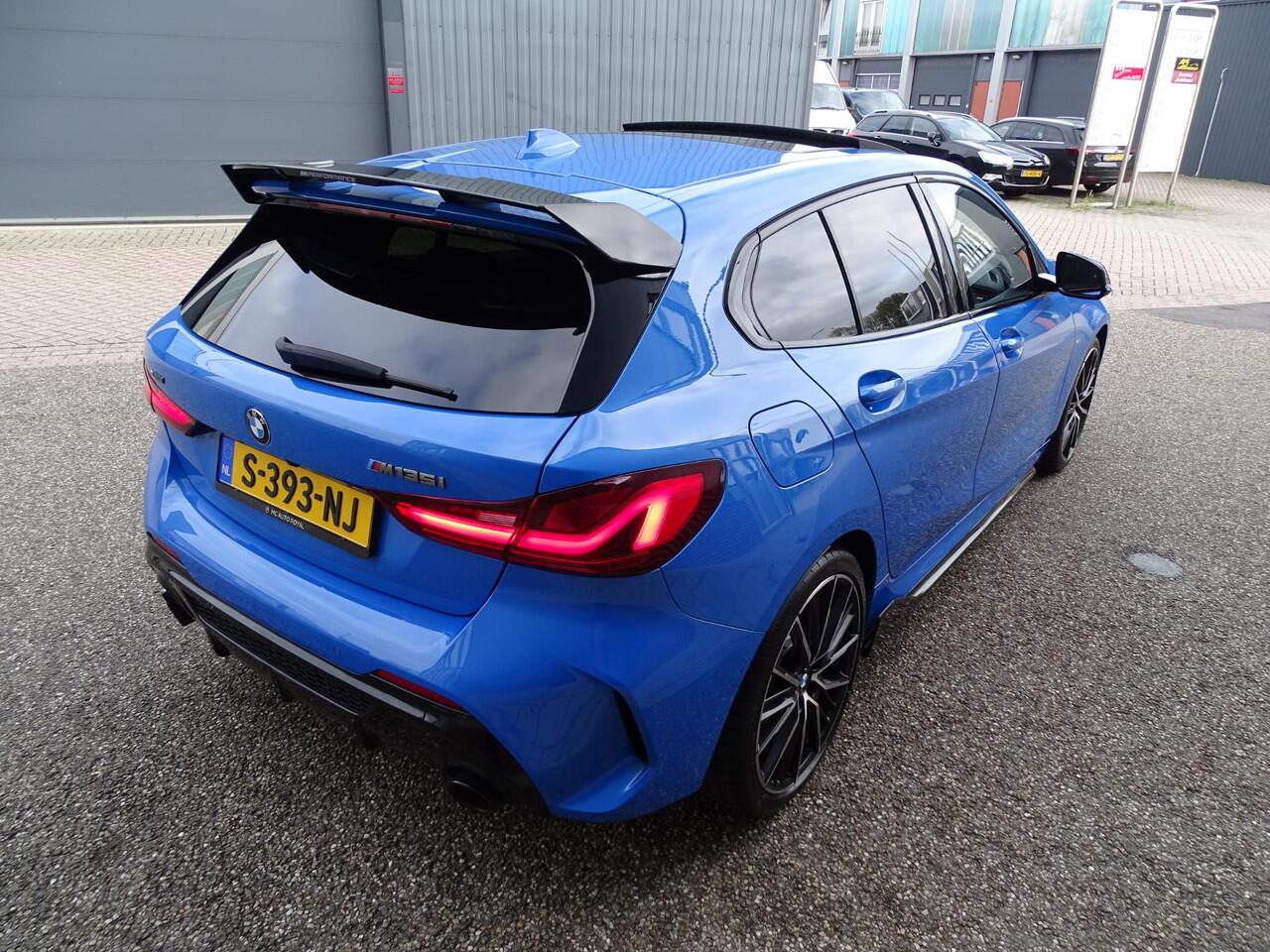 BMW 1-SERIE M135i xDrive High Executive PANORAMADAK|HARMAN/KARDON|DODEHOEK DETECTIE|ACHTERUIT RIJ CAMERA|SPORT STOELEN|KEYLESS ENTRY/GO|NAVIGATIE|LASER KOPLAMPEN | STOEL VERWARMING |