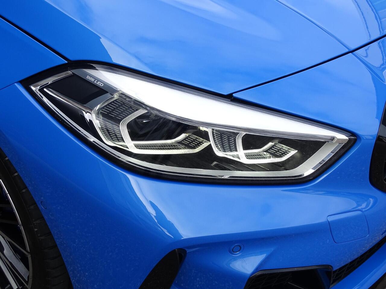 BMW 1-SERIE M135i xDrive High Executive PANORAMADAK|HARMAN/KARDON|DODEHOEK DETECTIE|ACHTERUIT RIJ CAMERA|SPORT STOELEN|KEYLESS ENTRY/GO|NAVIGATIE|LASER KOPLAMPEN | STOEL VERWARMING |