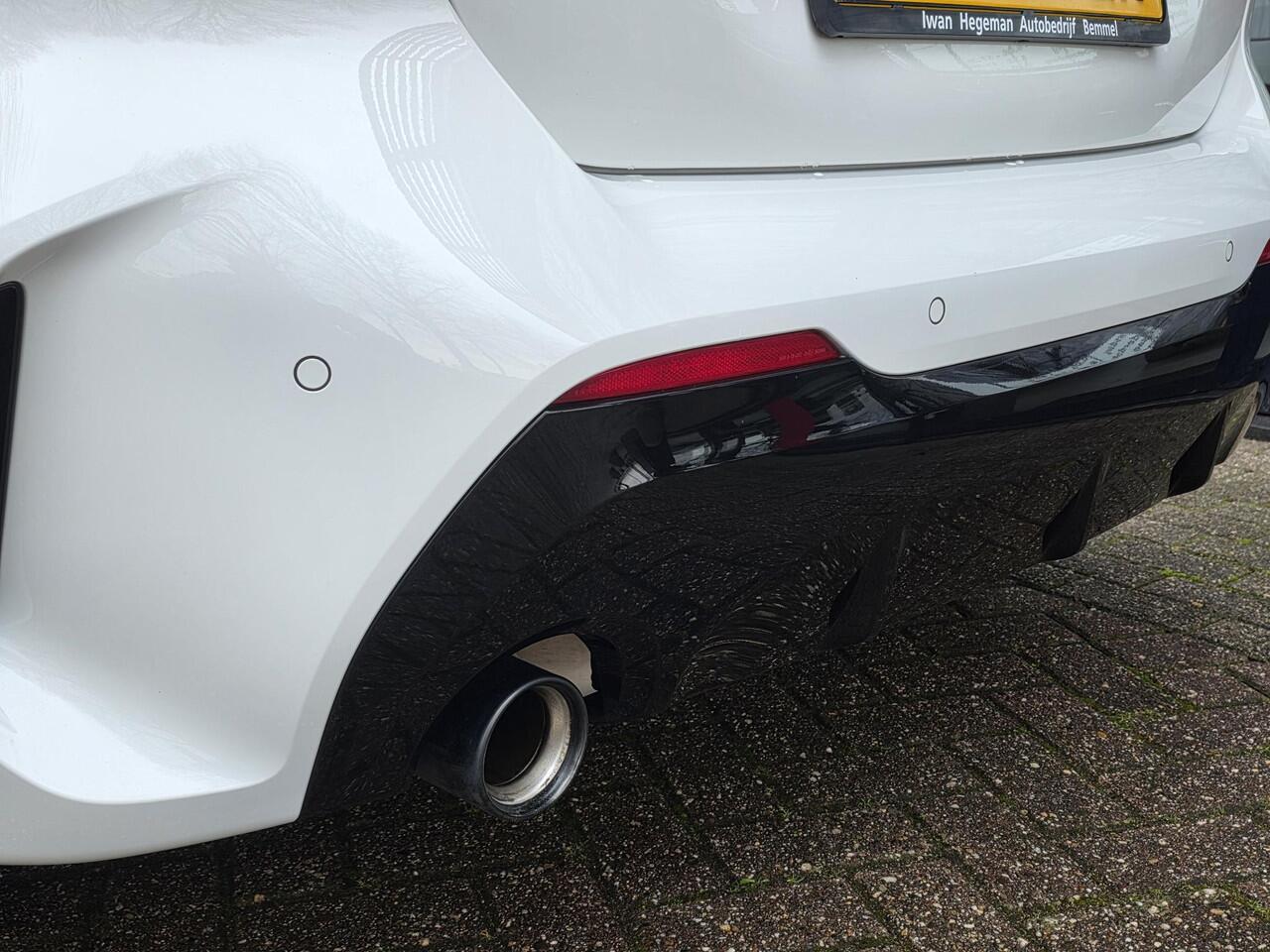 BMW 1-SERIE 118i M-SPORT | Navigatie | Stoelen + Stuur verwarmbaar | Cruise Control | Electr. achterklep | Climate Control