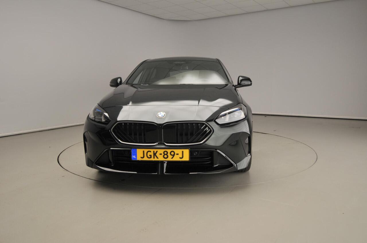 BMW 1-SERIE 5-deurs 120 | M-Sportpakket | LED | Leder | HUD | Active cruise | Schuifdak | Elektr. zetels | DAB | Harman-kardon sound | Alu 19 inch