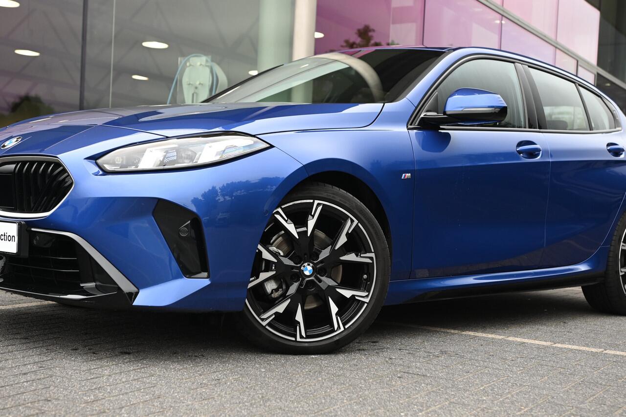 BMW 1-SERIE 120 M Sport Automaat / Sportstoelen / Achteruitrijcamera / M Adaptief onderstel / Adaptieve LED / Stoelverwarming