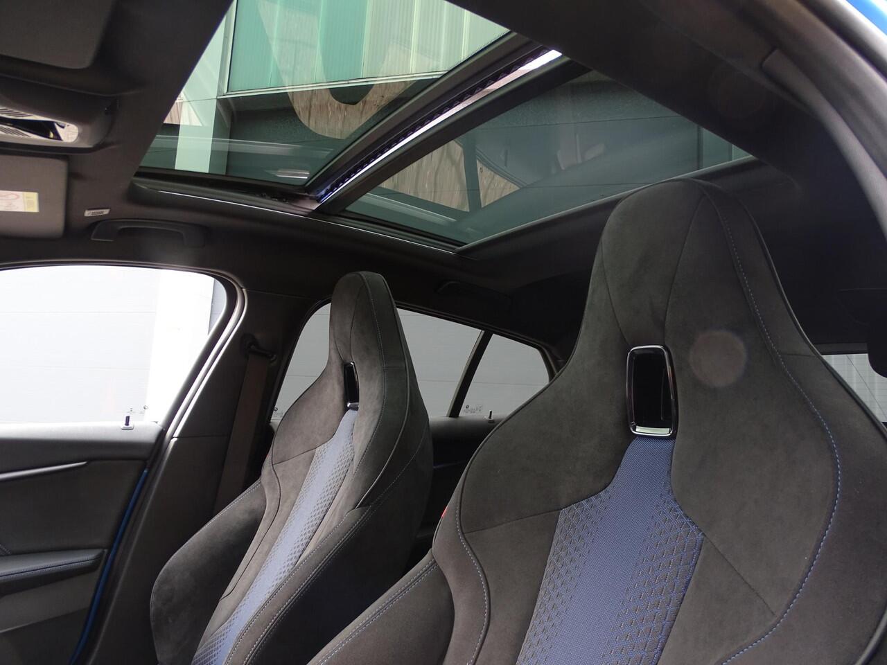 BMW 1-SERIE M135i xDrive High Executive PANORAMADAK|HEAD-UP DISPLAY|DODEHOEK DETECTIE|ACHTERUIT RIJ CAMERA|SPORT STOELEN|KEYLESS ENTRY/GO|NAVIGATIE|LASER KOPLAMPEN