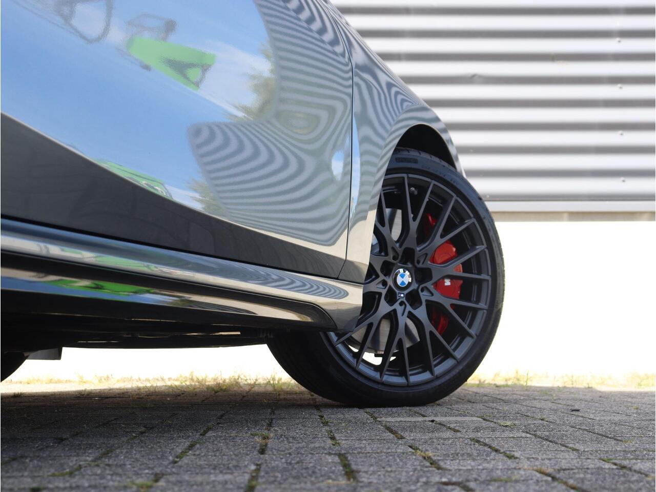 BMW 1-SERIE 5-deurs 120 | M Sportpakket Pro | Innovation Pack | Trekhaak | Panodak | Driving Assistant Plus | Elektr. Achterklep | Head-Up | Comfort Acces | 19'' LMV