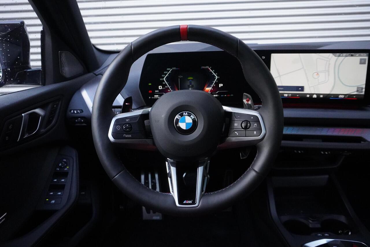BMW 1-SERIE M135 xDrive M Sportpakket Pro | Glazen Panoramadak | BMW Head-Up Display | Harman-Kardon sound system | Comfort Access | M Adaptief onderstel