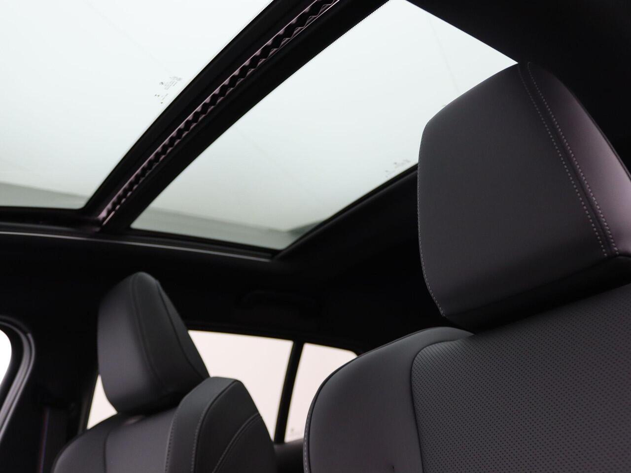 BMW 1-SERIE 120 M Sportpakket Pro | Premium Pack | Stuurwielrand Verwarmd | Panoramadak | Driving Assistant | Parking Assistant | 19''