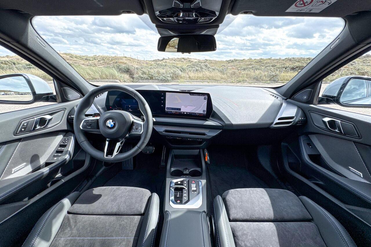 BMW 1-SERIE 120 M Sport Design Edition | M Sport | Glazen Panoramadak | Harman Kardon | Comfort Access |