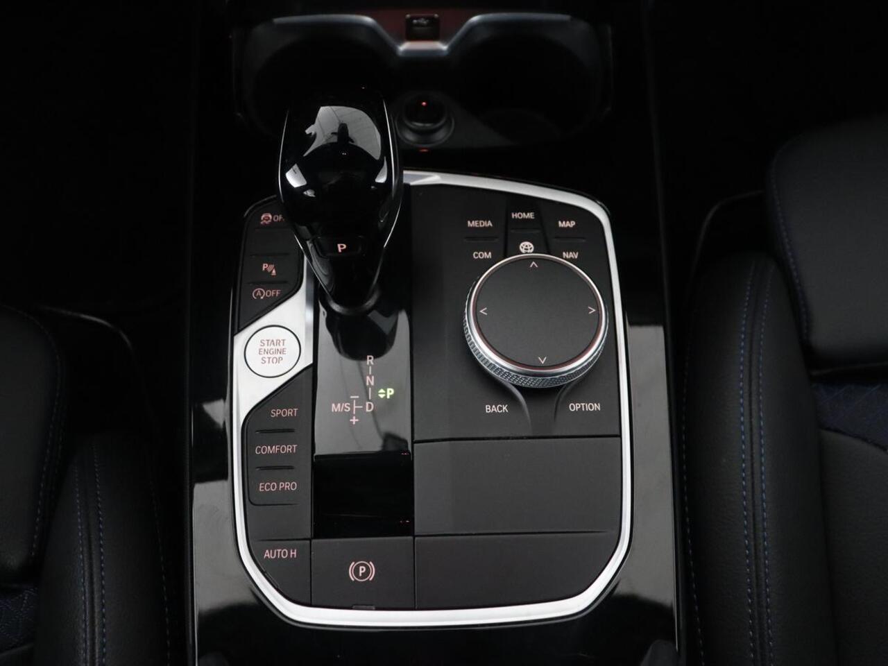BMW 1-SERIE 118i M Sport | Panoramadak | Stoelverwarming | Camera | Sportstoelen | Harman/Kardon | Stuurverwarming | Carplay | Navigatie | Live Cockpit | Full LED | Getint glas