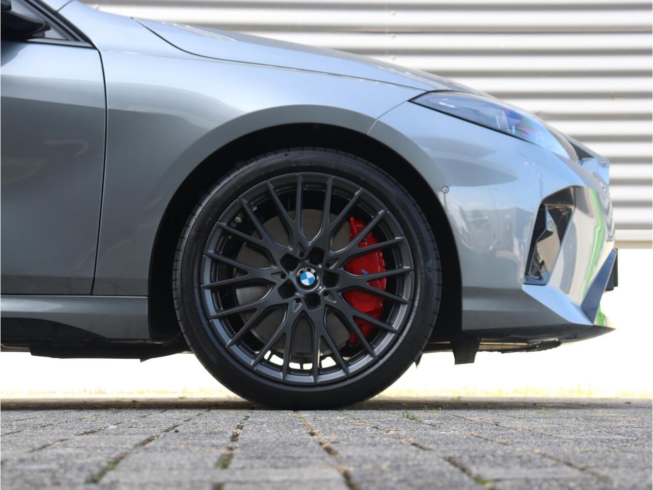 BMW 1-SERIE 5-deurs 120 | M Sportpakket Pro | Innovation Pack | Trekhaak | Panodak | Driving Assistant Plus | Elektr. Achterklep | Head-Up | Comfort Acces | 19'' LMV