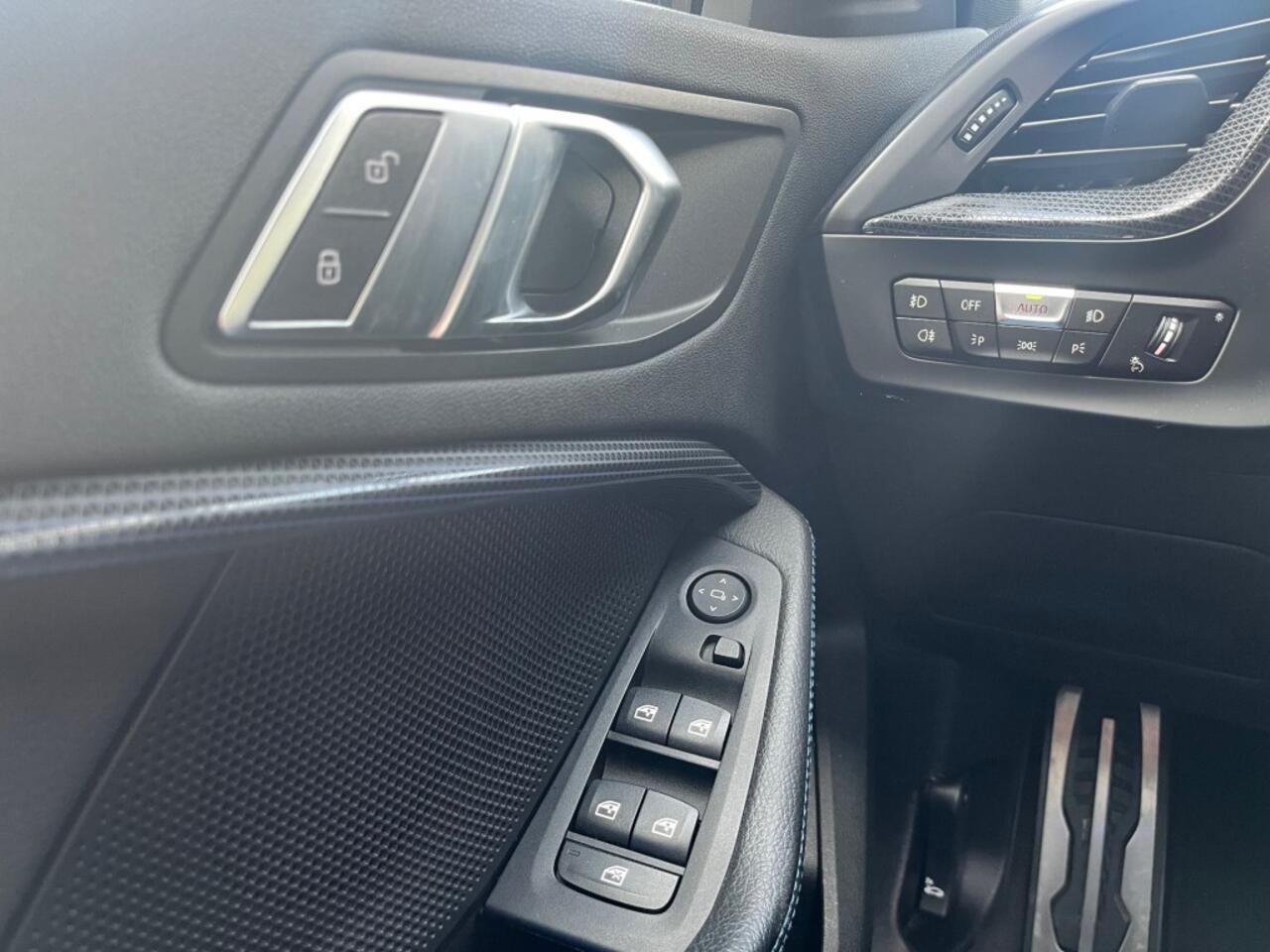 BMW 1-SERIE 120I HIGH EXECUTIVE AUTOMAAT M-PAKKET / NAVI / DAB / 17'' LMV