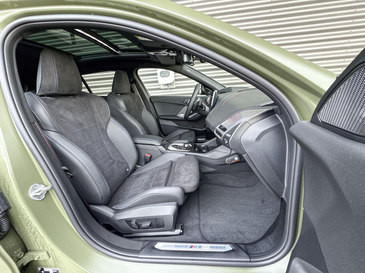 BMW 1-SERIE 120 M Sportpakket Pro / Innovation Pack / Harman Kardon / Glazen panoramadak / Stuur verwarmd