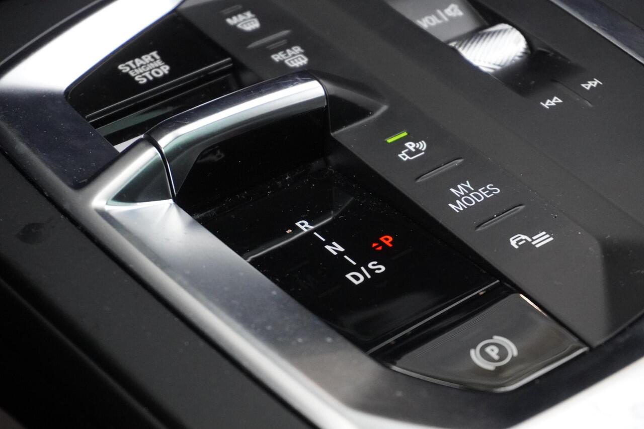 BMW 1-SERIE 120 M Sportpakket Pro | Innovation Pack | 18 inch LM M Y-spaak | Glazen panoramadak | BMW Head-Up Display | Parking Assistant Plus