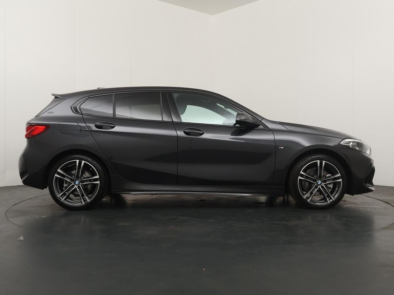 BMW 1-SERIE 118i Executive M-sportpakket | Panoramadak | HiFi | Stuurverwarming |