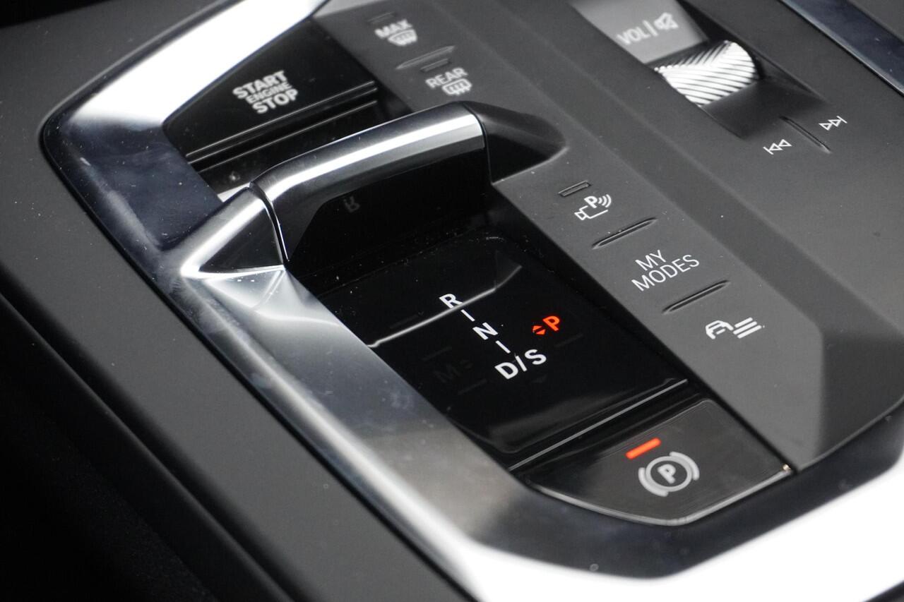 BMW 1-SERIE 120 M Sportpakket | Premium Pack | 19 inch LM M Y-spaak | Extra getint glas | Driving Assistant | Parking Assistant