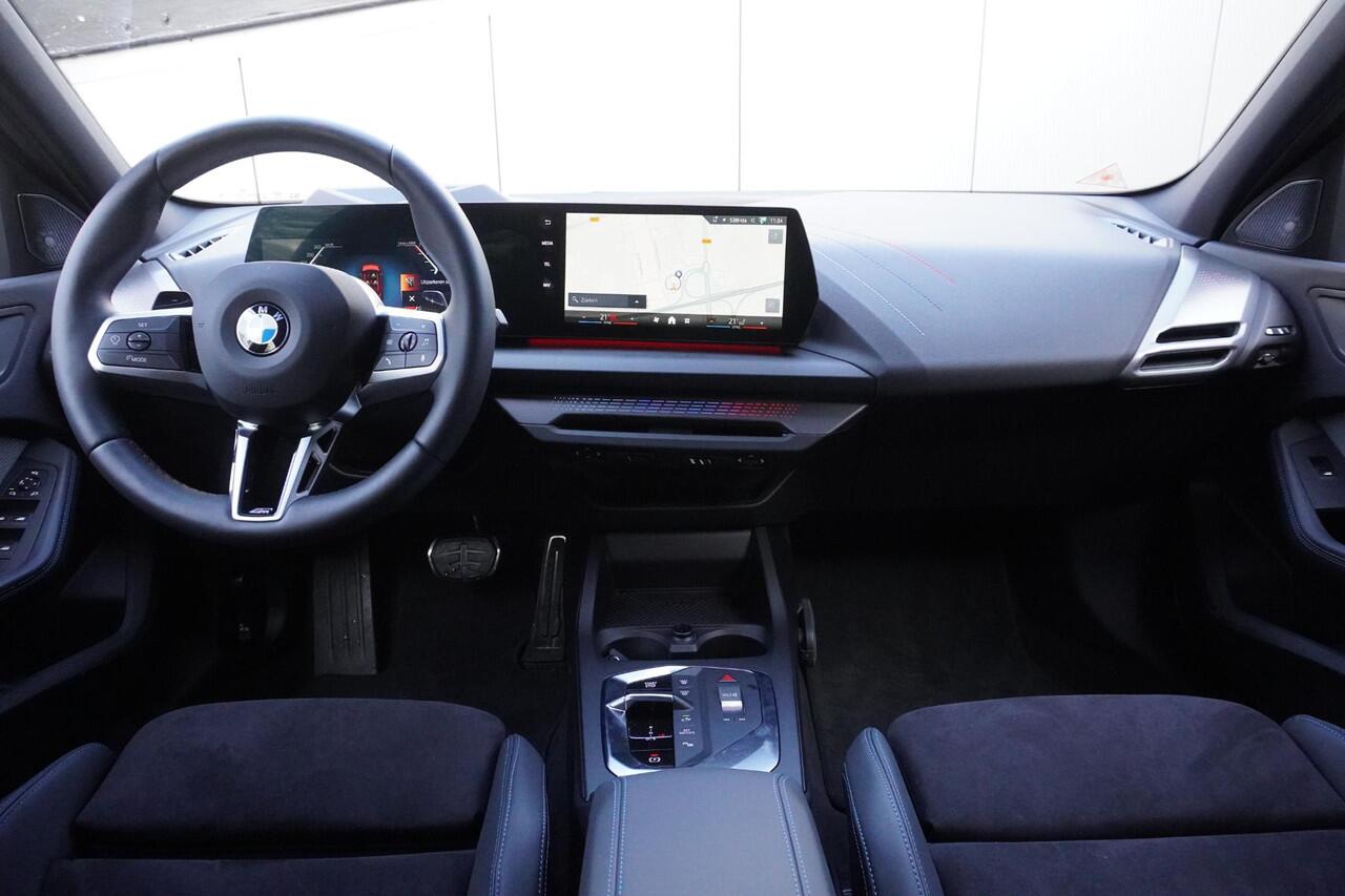 BMW 1-SERIE 120 M Sportpakket | Stuurwielrand verwarmd | Harman-Kardon sound system | BMW Head-Up Display | Parking Assistant Plus | Extra getint glas in achterportierruiten en achterruit