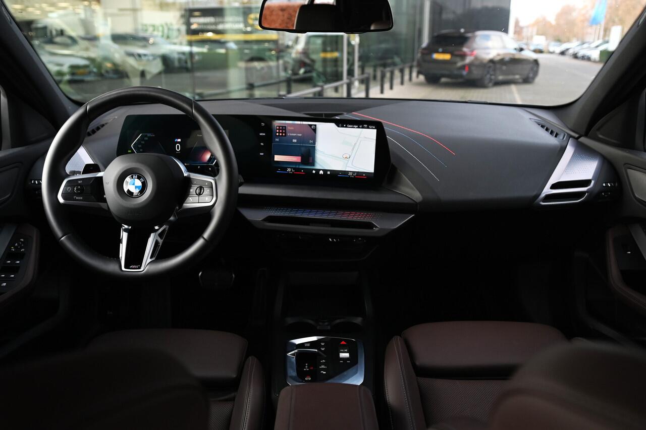 BMW 1-SERIE 120 M Sport Automaat / Sportstoelen / Achteruitrijcamera / M Adaptief onderstel / Stoelverwarming / 19" LMV