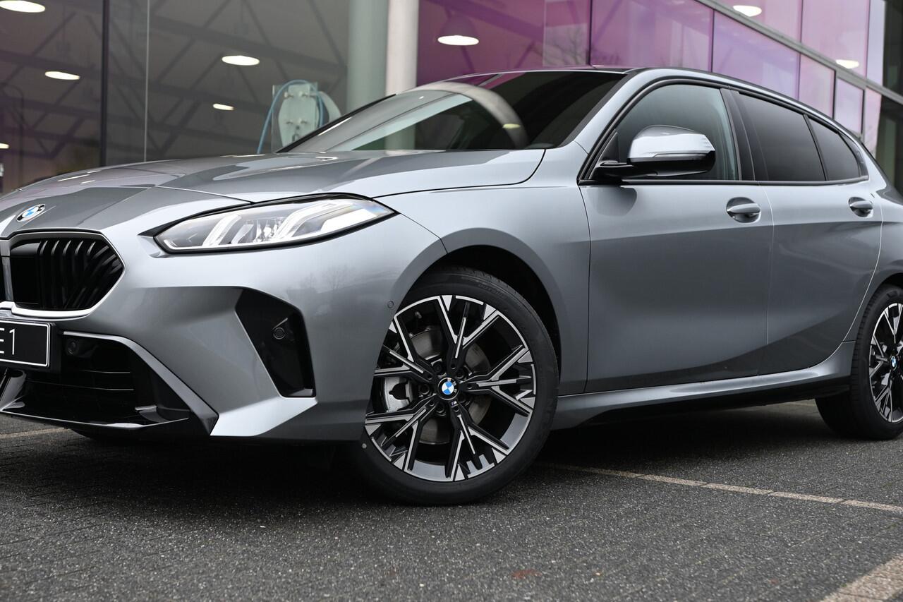 BMW 1-SERIE 120 M Sport Automaat / Sportstoelen / Achteruitrijcamera / M Adaptief onderstel / Parking Assistant / Stoelverwarming