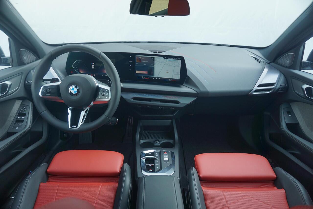 BMW 1-SERIE 5-deurs 120 M Sportpakket Pro 19'' / Harman Kardon / Panoramadak / Comfort Acces