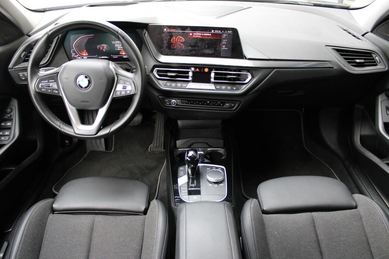 BMW 1-SERIE 118i Sport Line Automaat / Sportstoelen / Head-Up / Stoelverwarming / LED / Live Cockpit Professional
