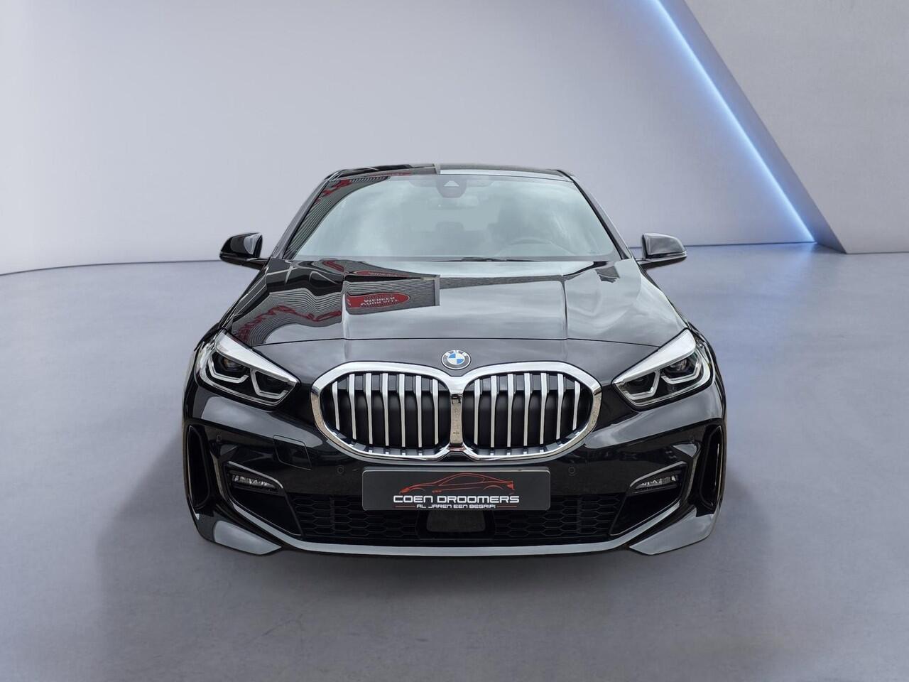 BMW 1-SERIE 120i M Sport /Apple Carplay/Stuur-Stoelverw./Camera/Parkeersens. Rondom/Elektr. Klep/DAB+/Grootlichtass./(MET GARANTIE*)