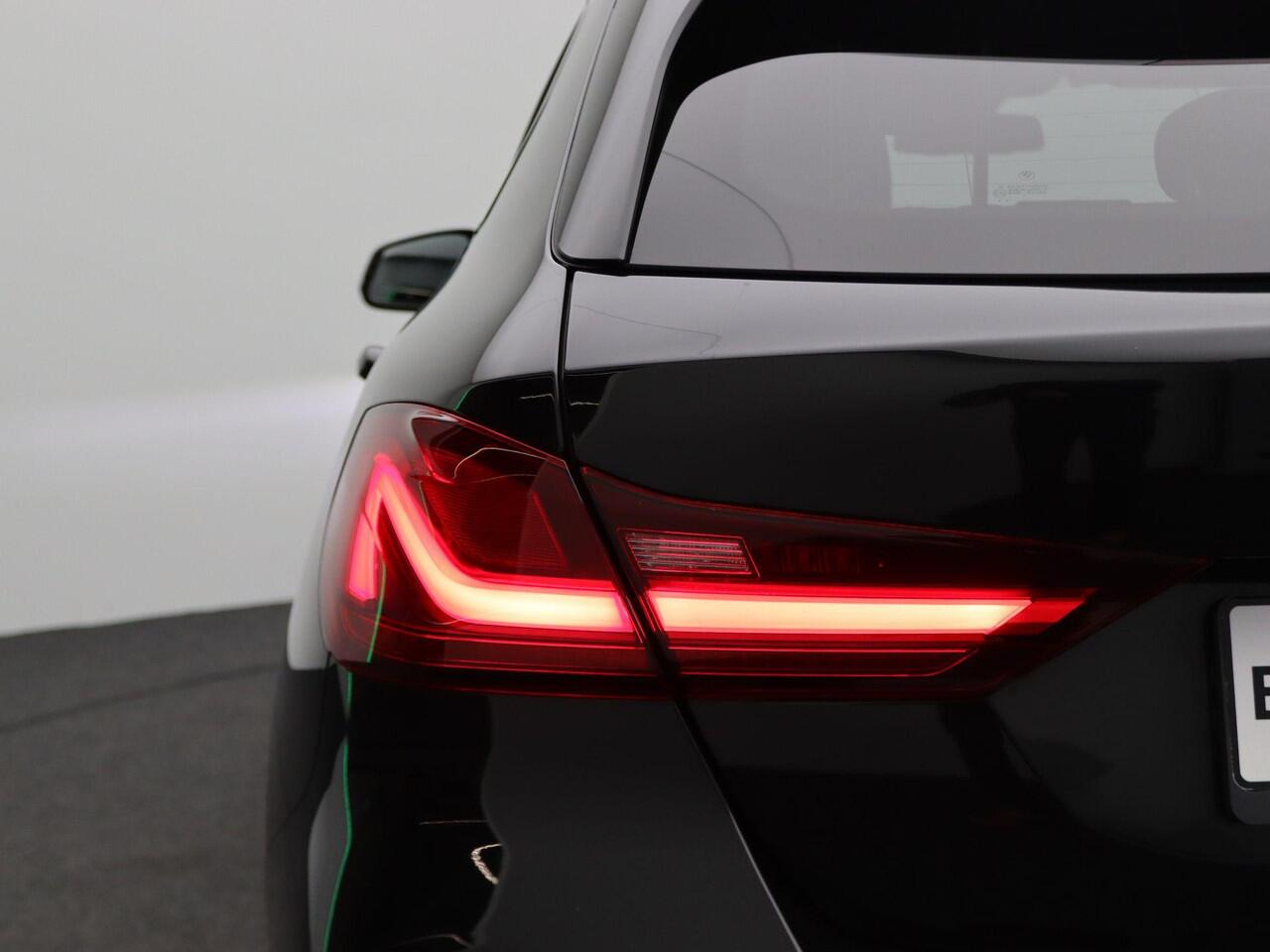 BMW 1-SERIE 5-deurs 118i Executive | M Sportpakket | Stuurwielrand verwarmd | Live Cockpit Professional | HIFI | 18"