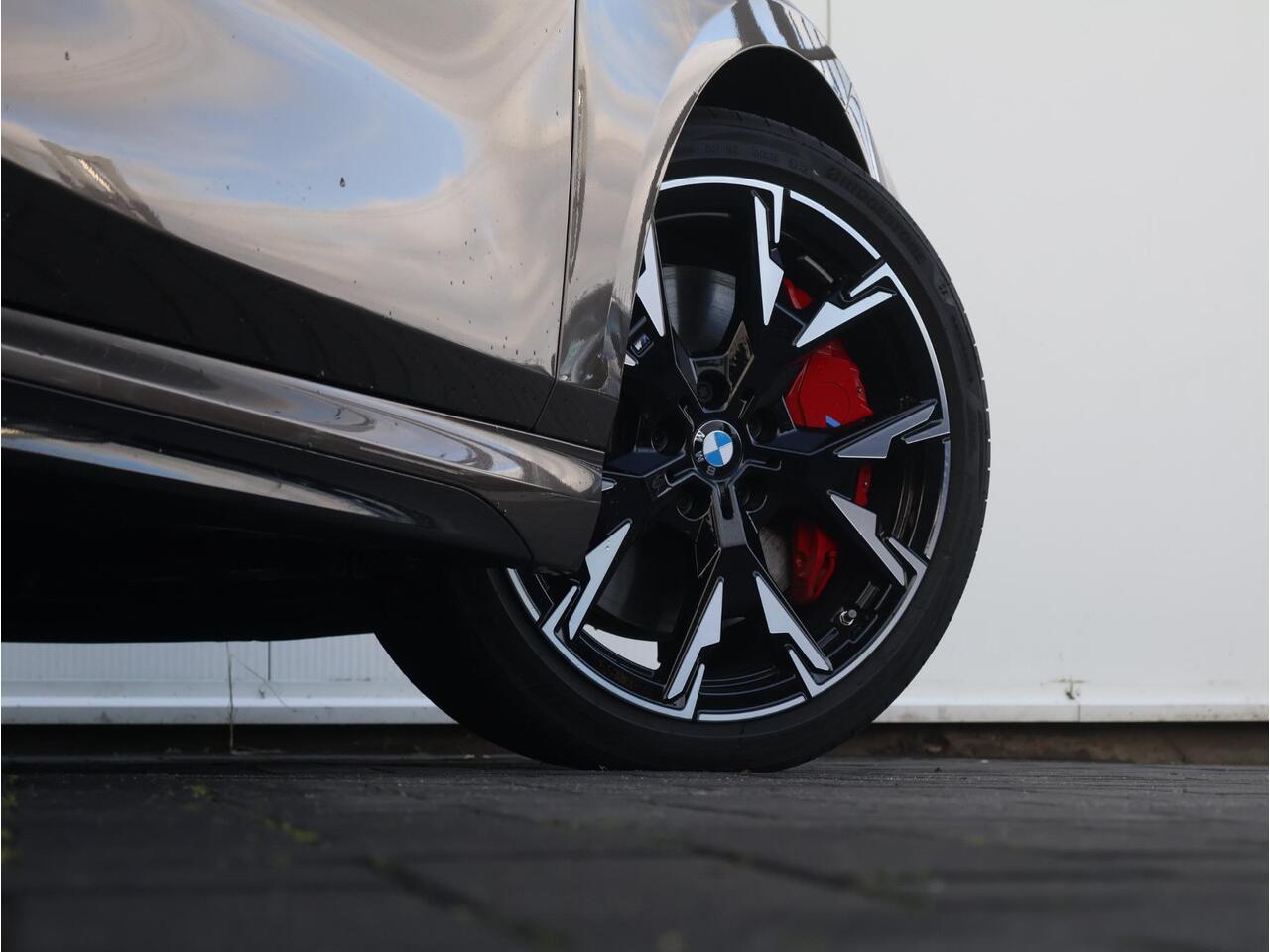 BMW 1-SERIE 120 M Sport Design Edition BMW Individual Lakkleur/ M Sportpakket Pro/ Harman-Kardon/ Head-Up/M Sportstoelen/ Panoramadak/ Stuurwiel verwarming