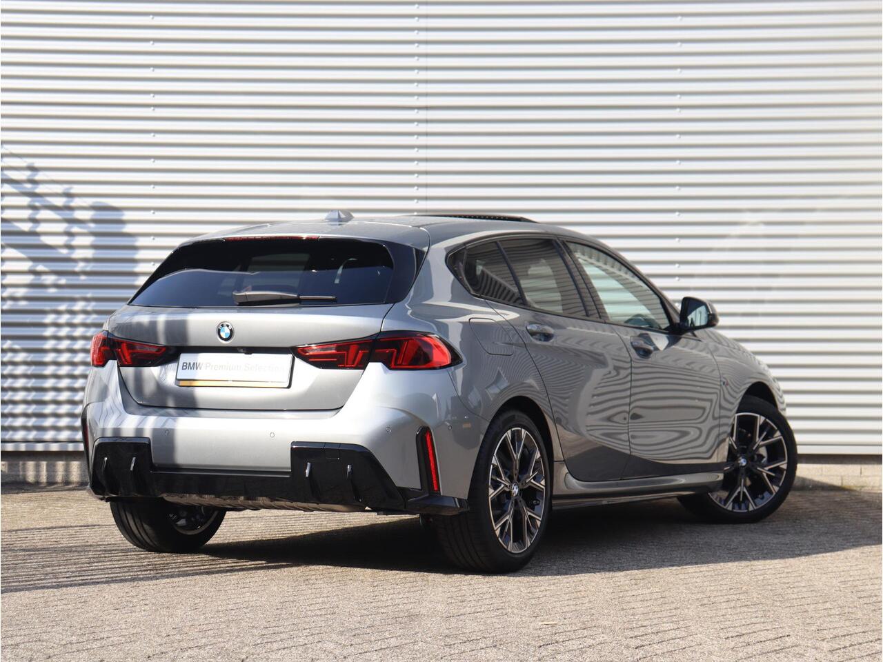 BMW 1-SERIE 5-deurs 120 | M Sportpakket | Panodak | Getint Glas | Camera | Sportstoelen | Climate Control | Verwambare Voorstoelen | 18'' LMV