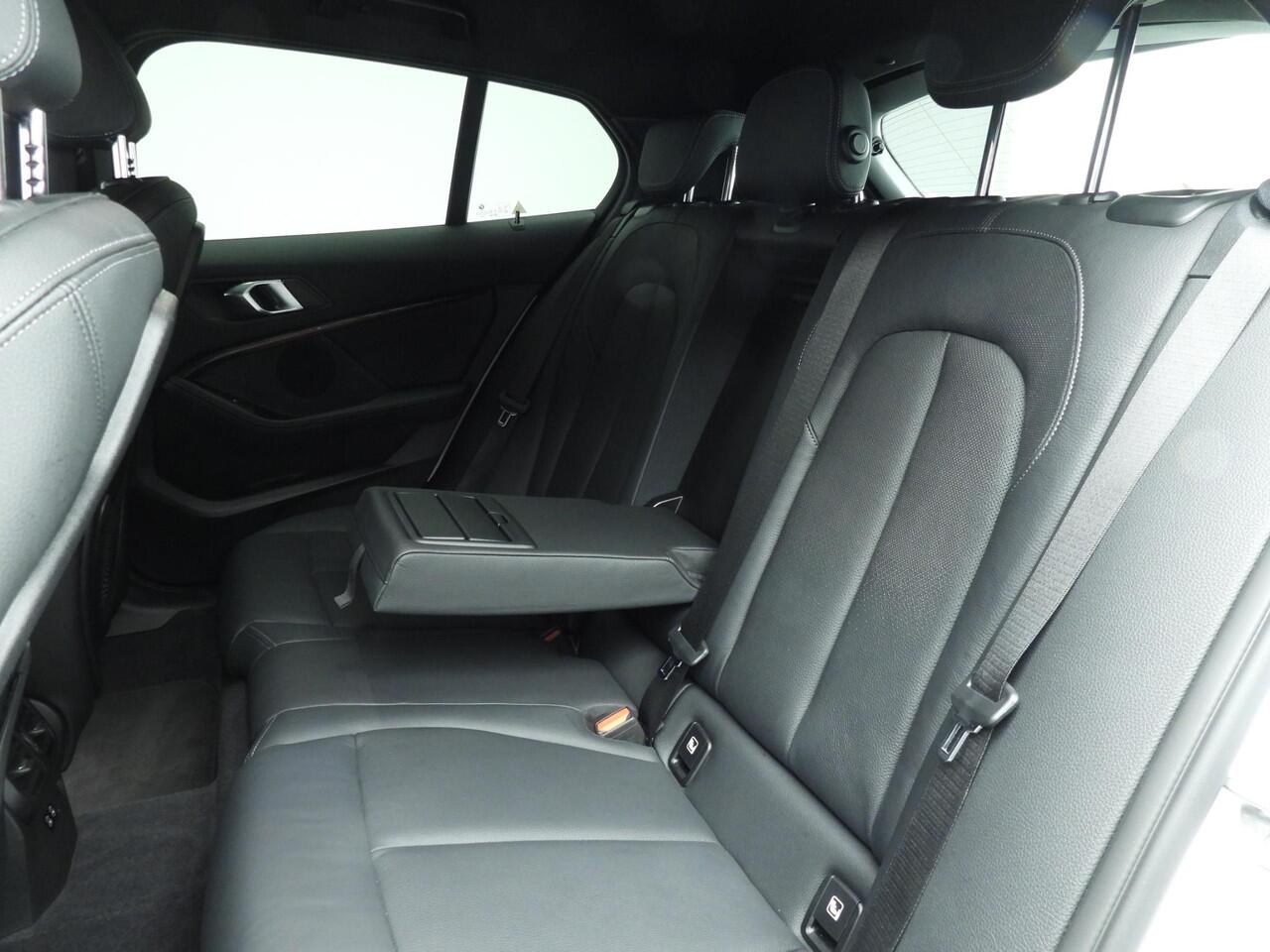 BMW 1-SERIE 5-deurs 118i | M-Sportpakket | LED | Leder | Navigatie | Stoelverwarming | DAB | Hifi Speakers | Alu 17 inch