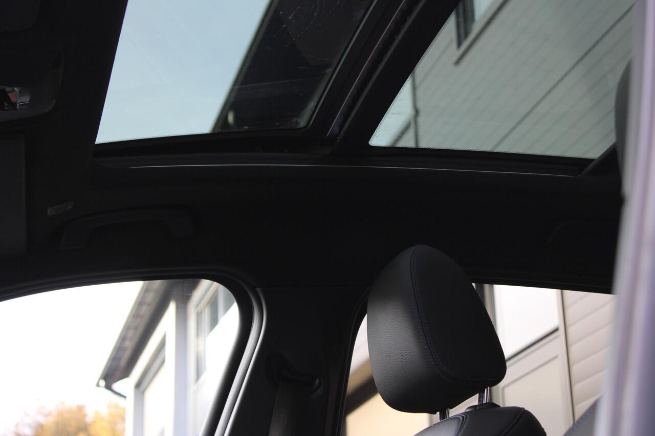 BMW 1-SERIE 118i High Executive M Sport 17 inch - Schuif kanteldak -Hooglans zwarte delen - Goed onderhouden Schuif kanteldak