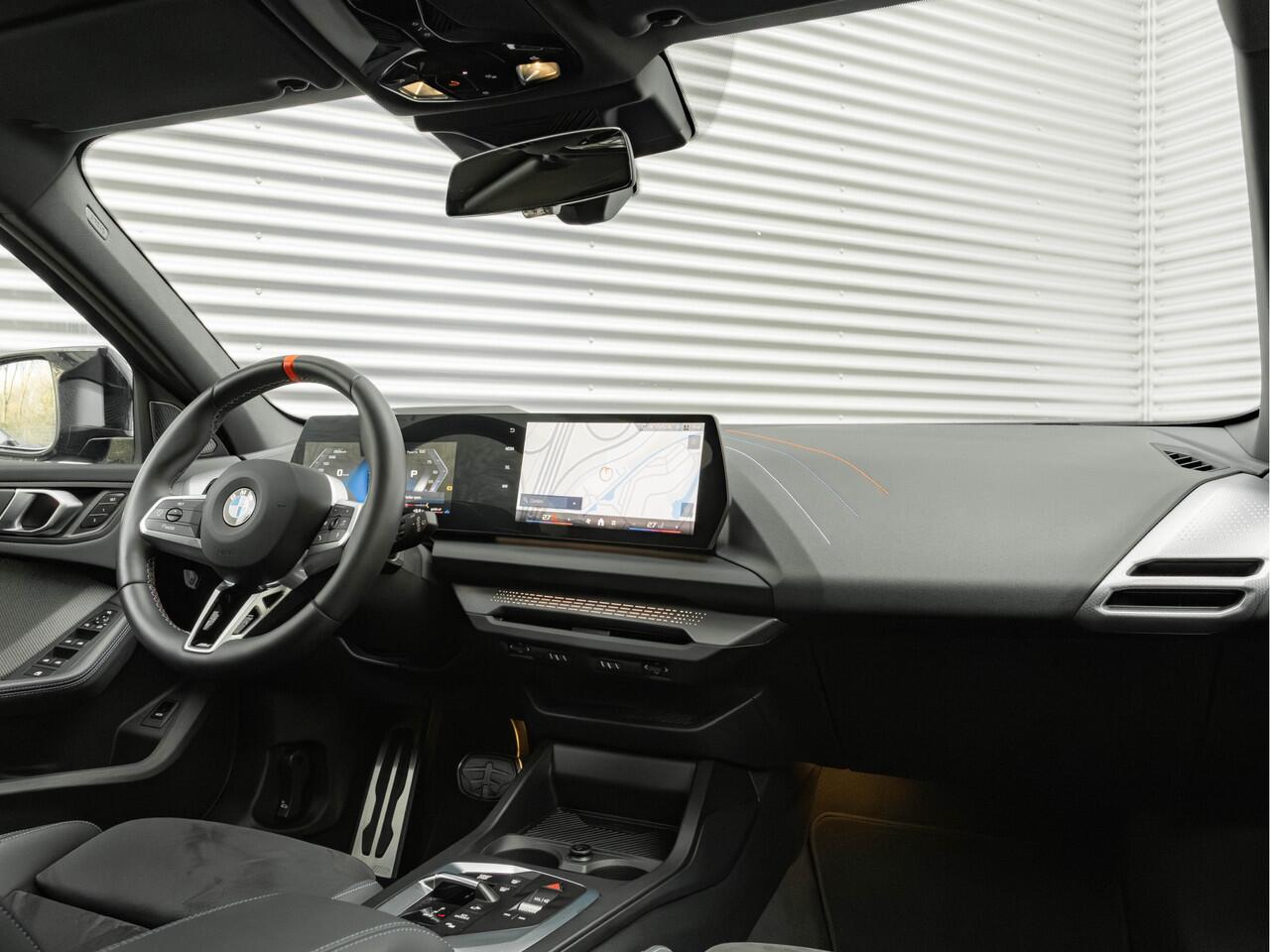 BMW 1-SERIE M135 xDrive - Pano - Memoryzetels - ACC - Stuurwiel Verwarmd - Head-up