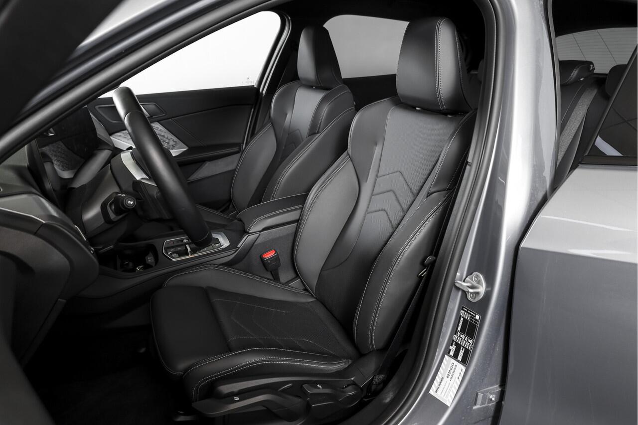 BMW 1-SERIE 120 M Sport | Dig. Cockpit | Adapt. Cruise | Stoelverw. | Leder | PDC | Camera | NAV + App. Connect | ECC | DAB | LM 18" | 0975