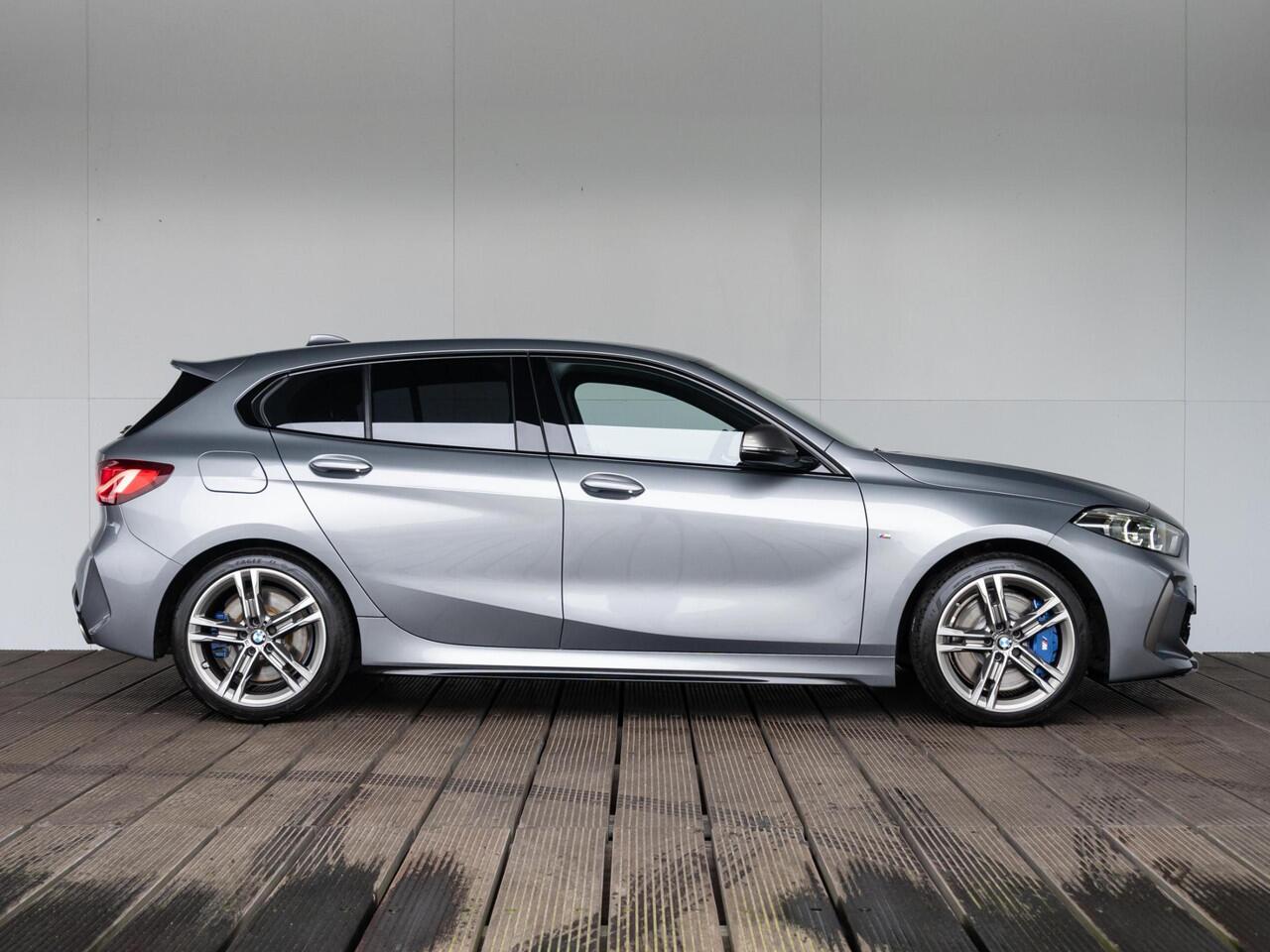 BMW 1-SERIE 5-deurs M135i xDrive | M Sportpakket | Innovation Pack | 18 inch | Stuurwielverwarming | Comfort Access | Elektrisch verstelbare stoelen | Head Up Display | HiFi