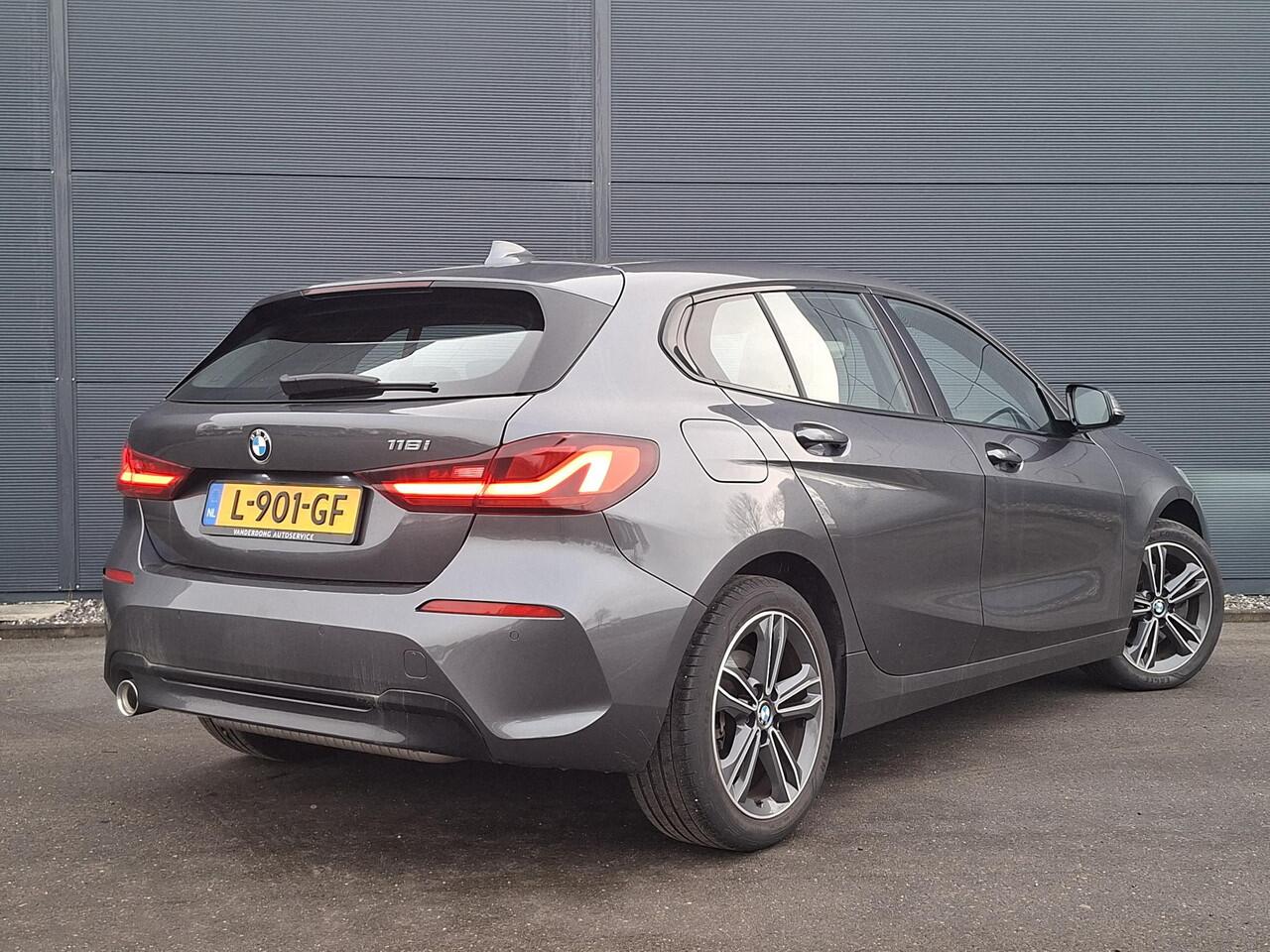 BMW 1-SERIE 118i Business Edition | Sportline | Comfort Pack | LED | Carplay