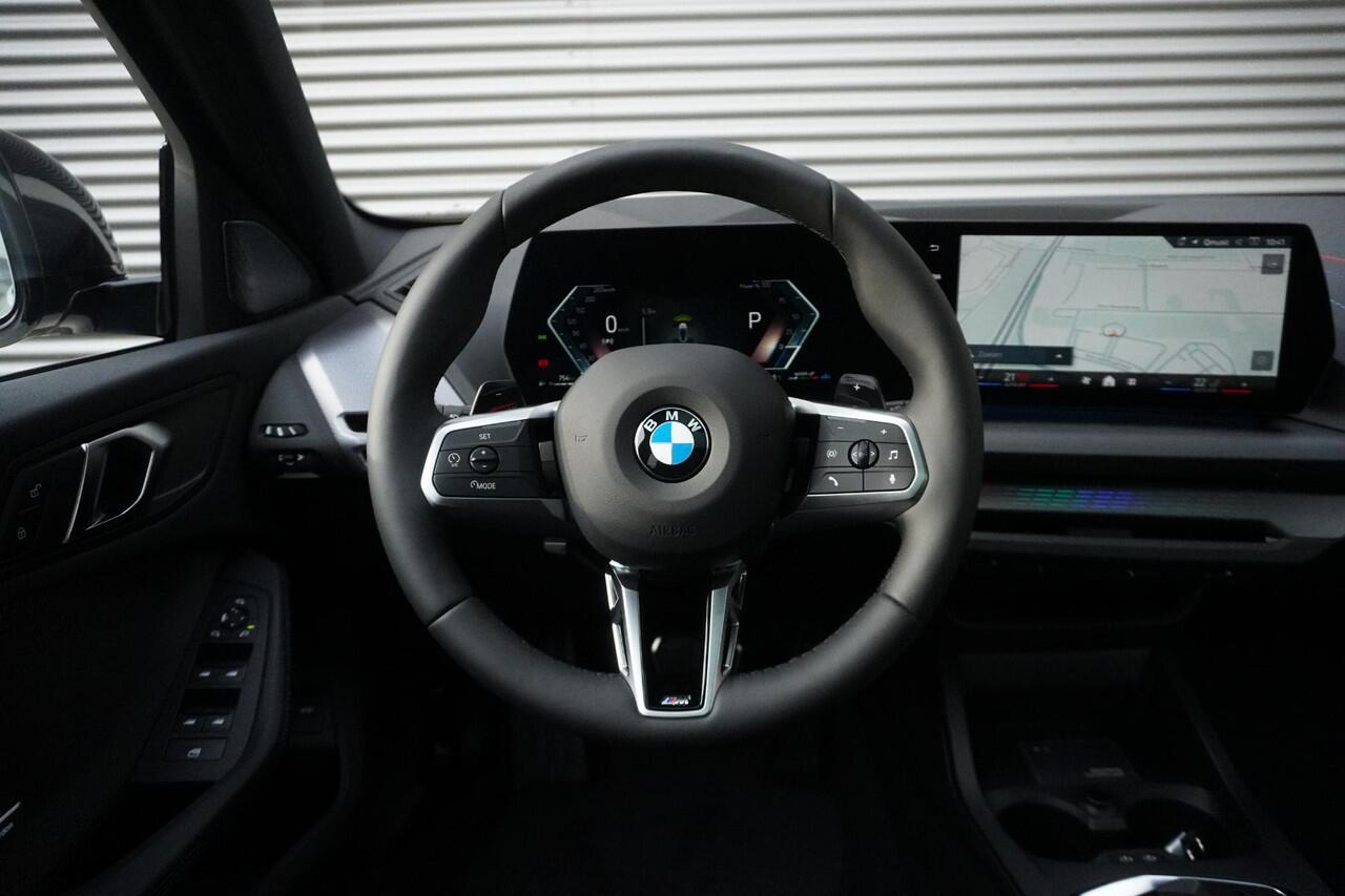 BMW 1-SERIE 120 High Executive | M Sportpakket Pro | Panoramadak | Innovation Pack | Iconic Glow